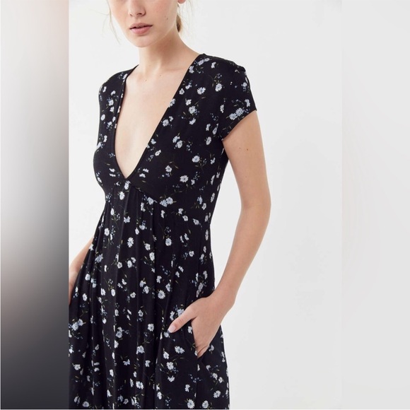 Urban Outfitters Women’s Black V Neck Floral Midi Dress. Size Medium. - Picture 3 of 13